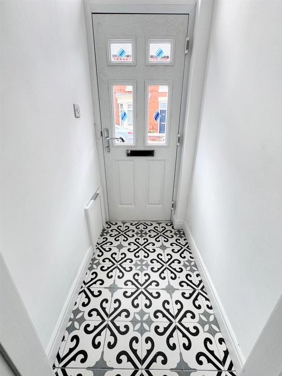 Property photo 3 of 21 Vestibule