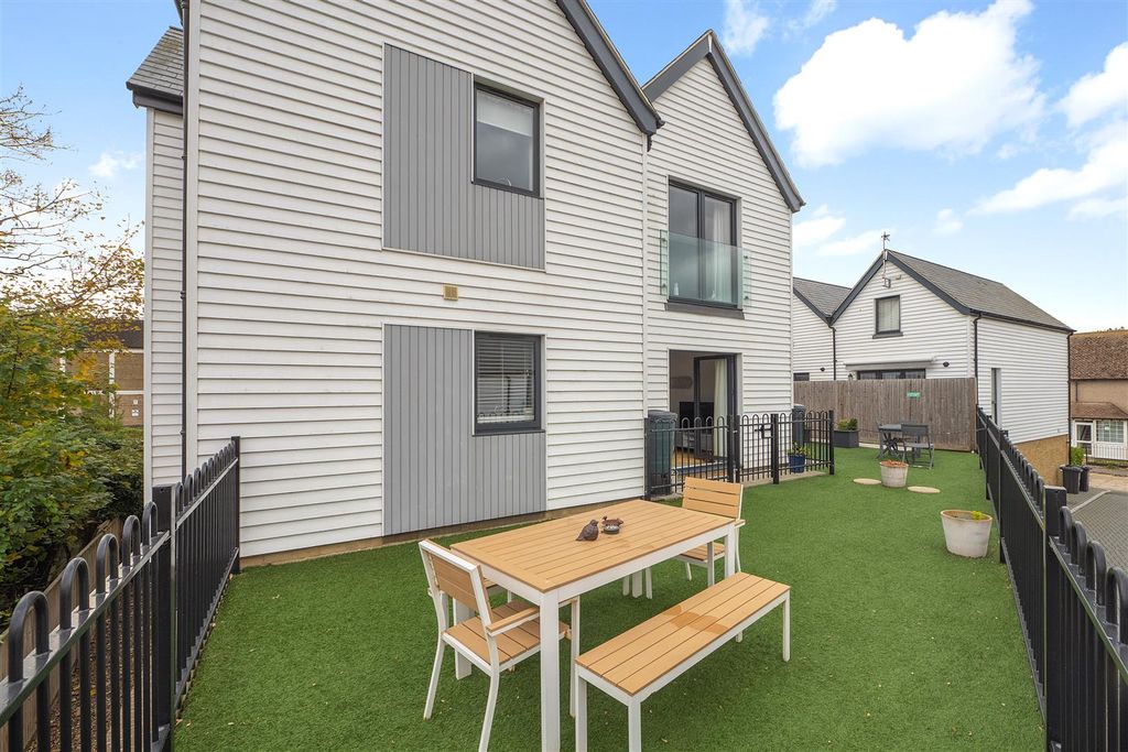 Property photo 3 of 17 Cornwallis Circle, Whitstable