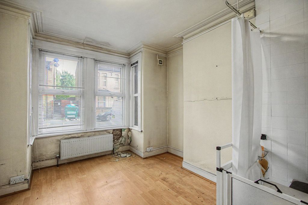 Property photo 3 of 16 199 Norman Road, Leytonstone, London E11 4Rj