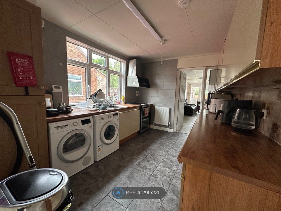 Property photo 2 of 13 Large Spacious Kitchen
