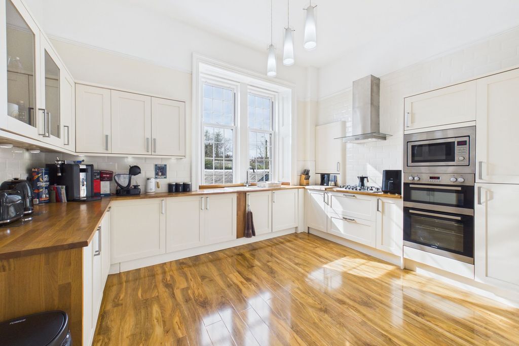 Property photo 3 of 18 Kitchen