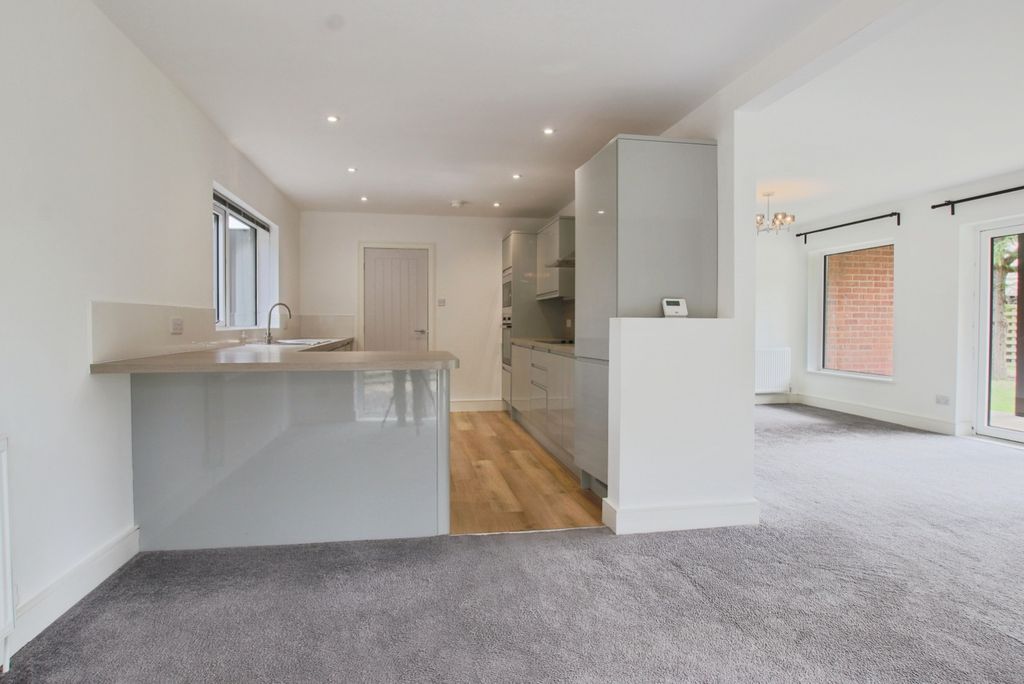 Property photo 3 of 23 3936368