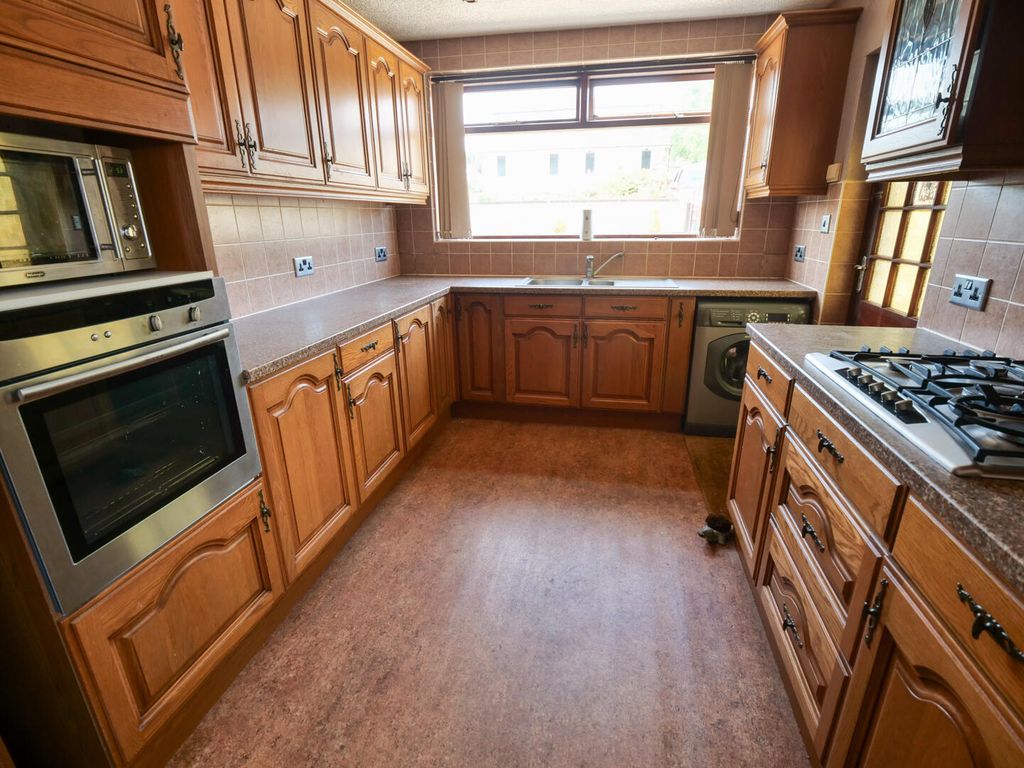 Property photo 3 of 9 Kitchen