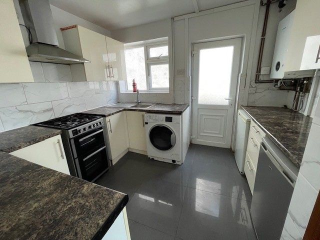 Property photo 1 of 6 Kitchen