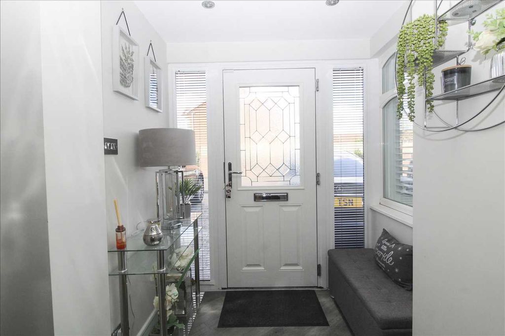 Property photo 2 of 24 Entrance Hall
