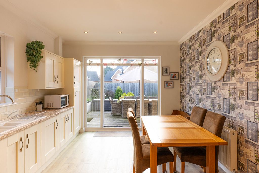 Property photo 2 of 19 Dining Kitchen