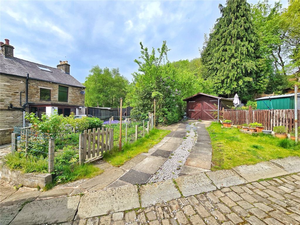 Property photo 2 of 17 Garden & Garage