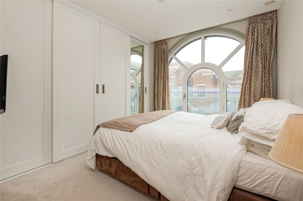 Property photo 1 of 9 Primary Bedroom