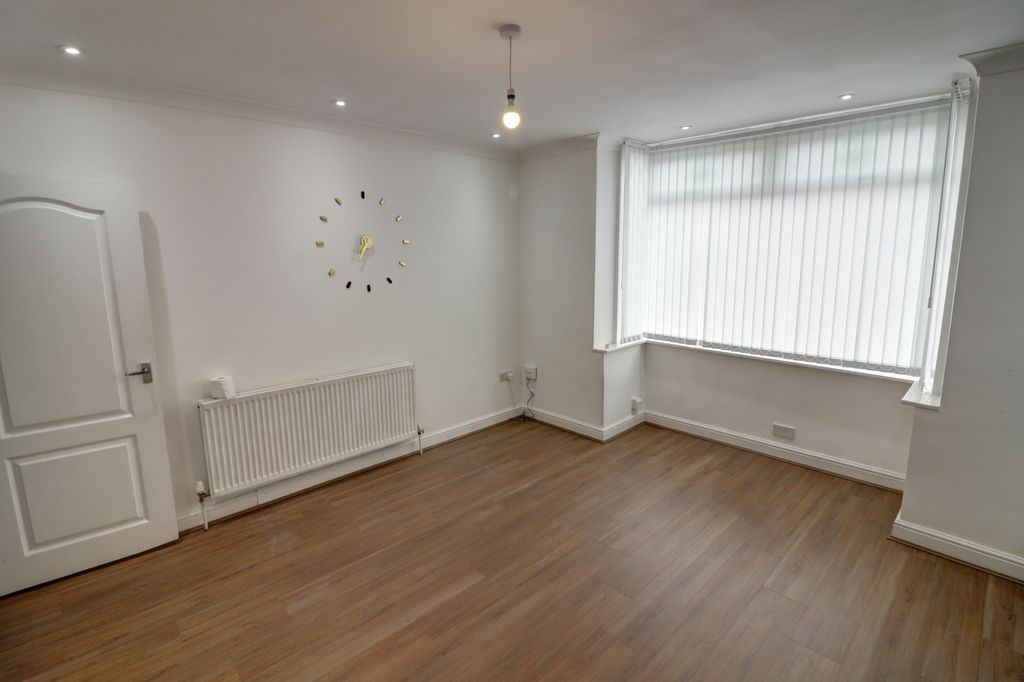 Property photo 3 of 15 Lounge