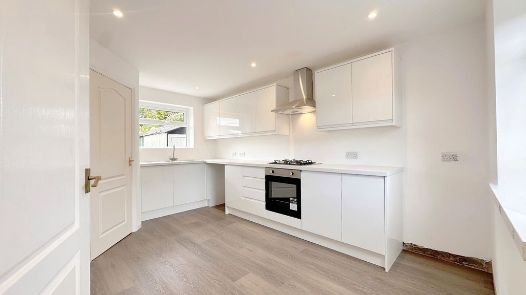 Property photo 2 of 17 Dining Kitchen