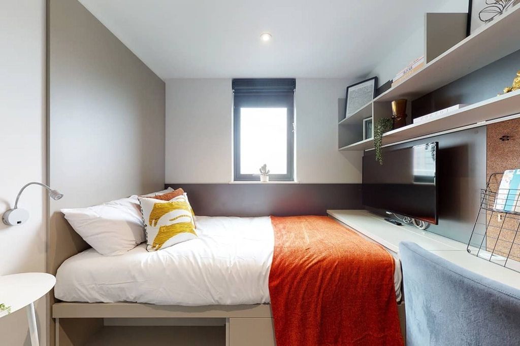 Property photo 1 of 9 Bedroom