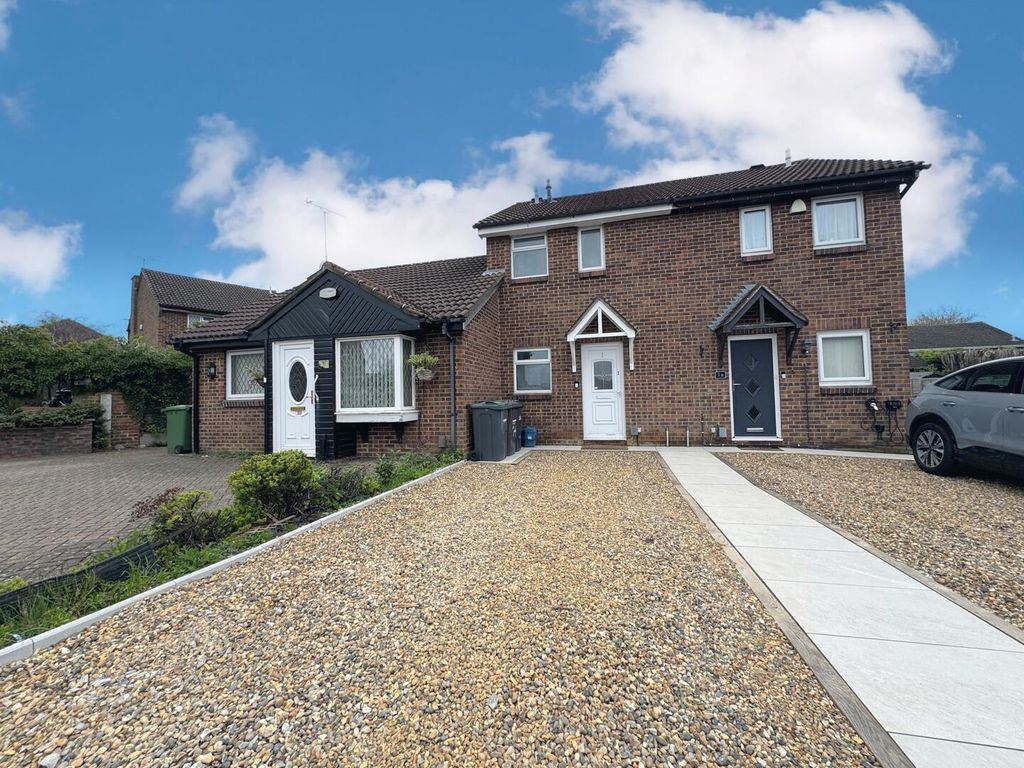 Property photo 1 of 9 Front (Exterior)