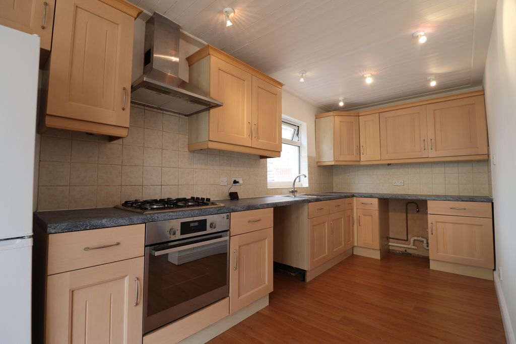 Property photo 3 of 11 Kitchen