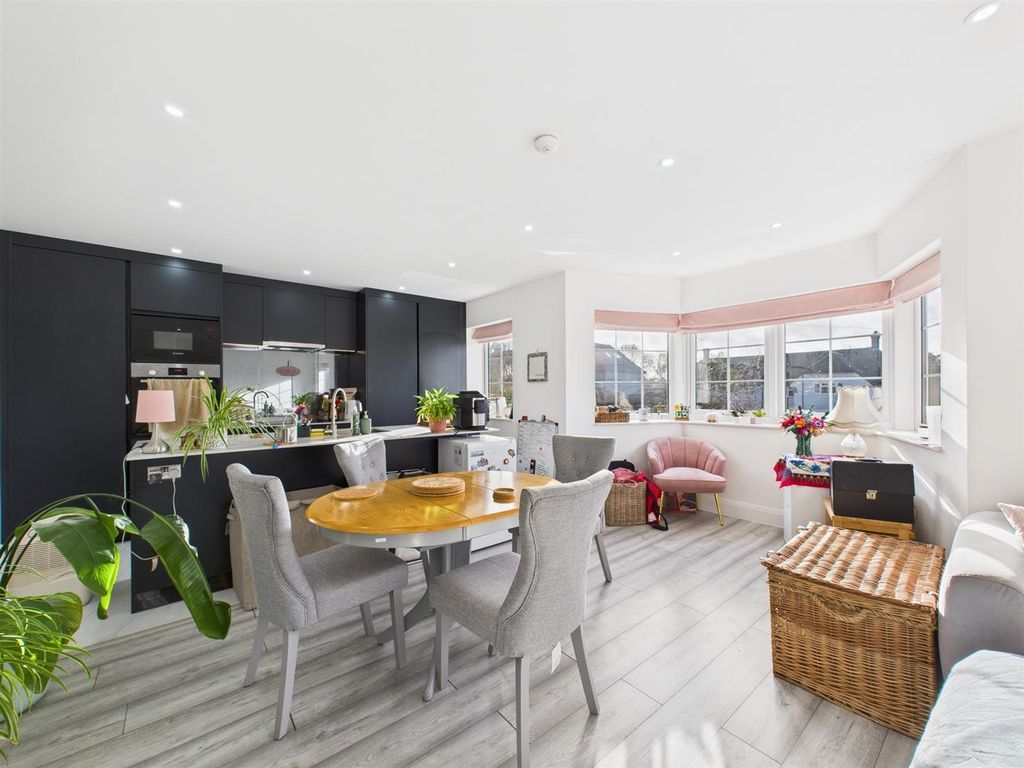 Property photo 3 of 13 Cam02885G0-Pr0520-Still004.Jpg