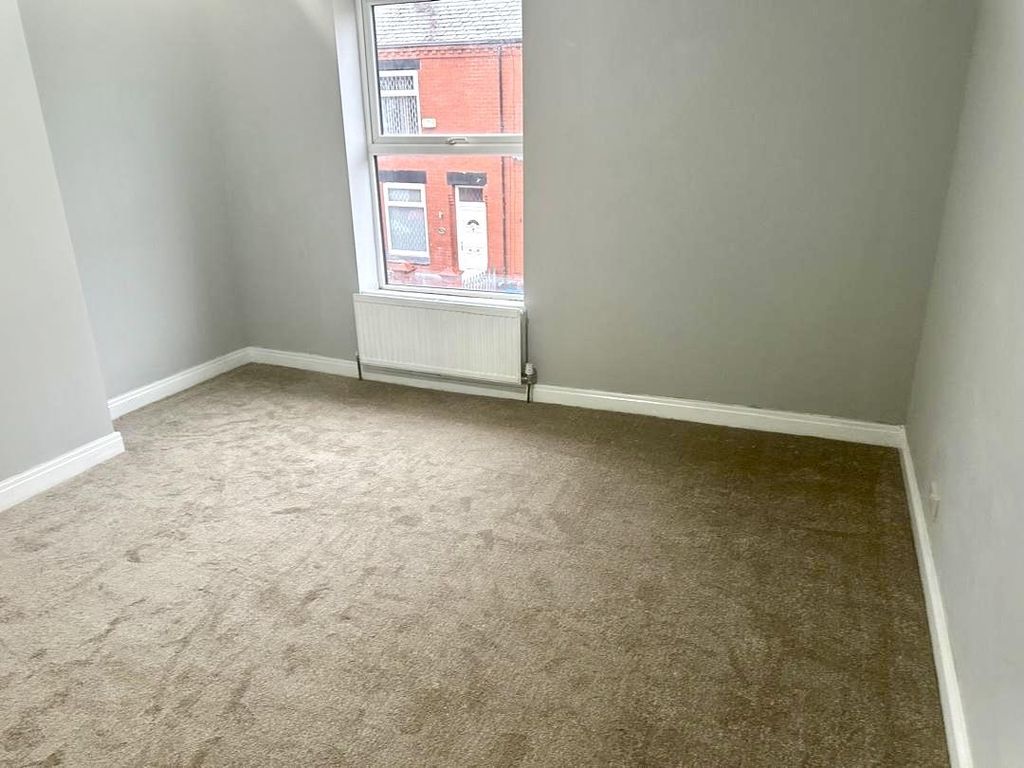 Property photo 3 of 16 Bedroom .Jpeg