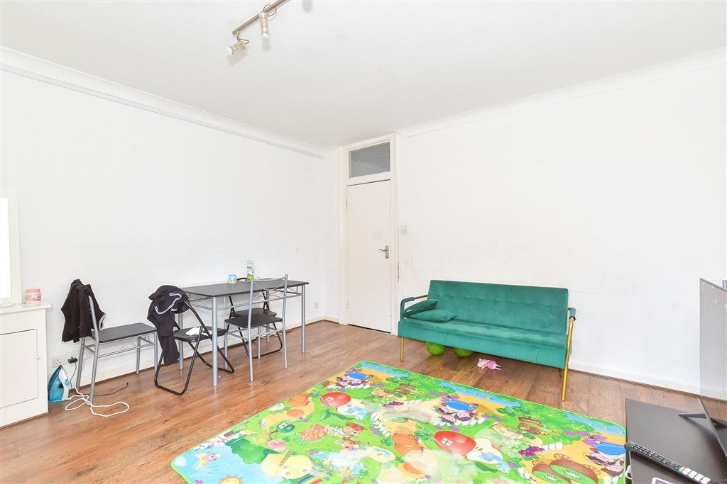 Property photo 1 of 13 Lounge