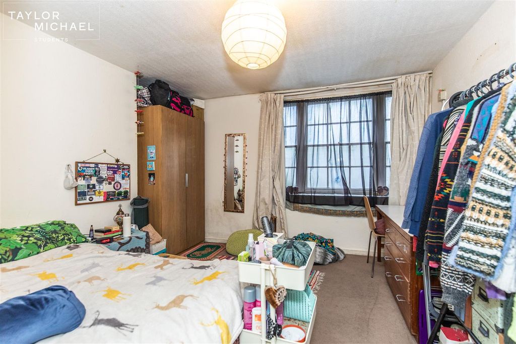 Property photo 2 of 9 Room