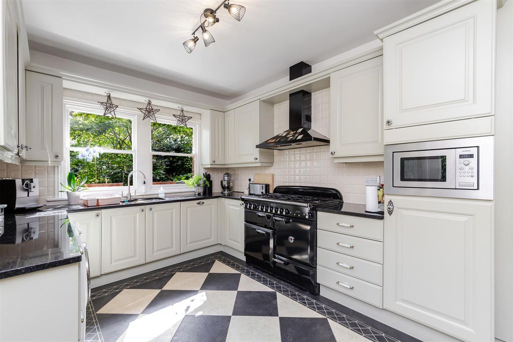 Property photo 3 of 22 4Blandfordroad-31.Jpg