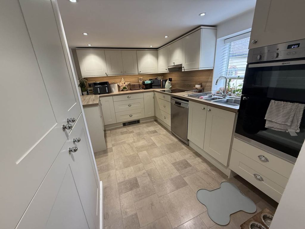 Property photo 2 of 17 Kitchen (1)