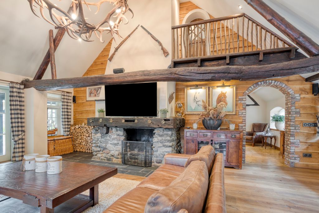 Property photo 2 of 80