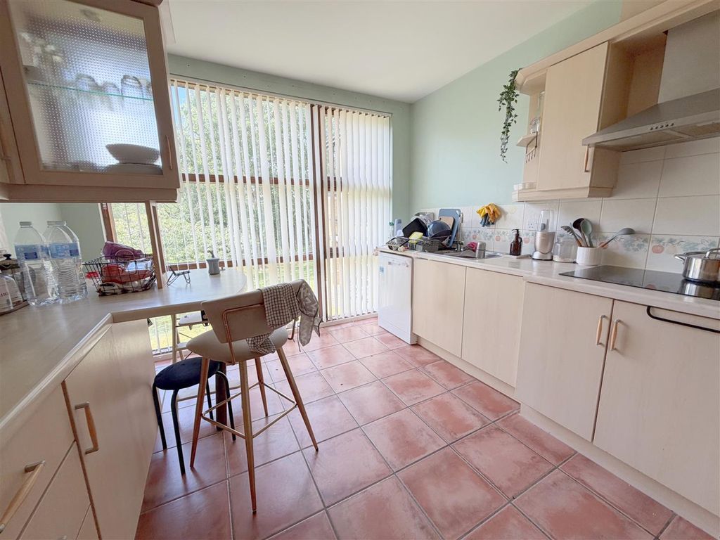 Property photo 3 of 10 Kitchen