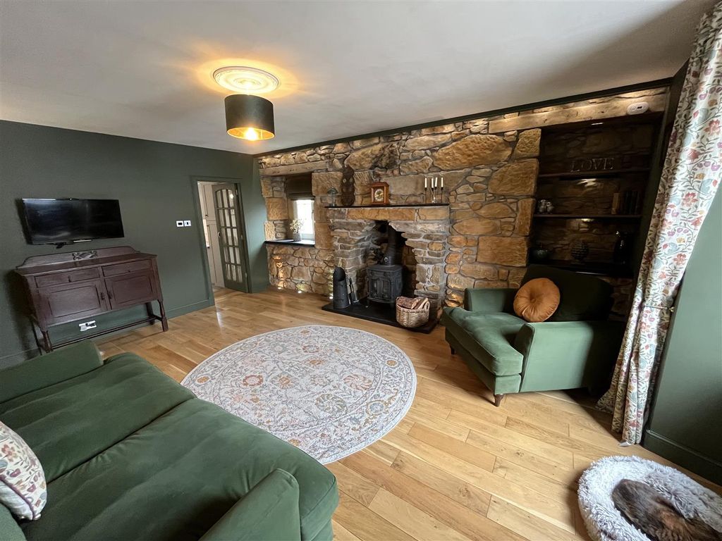 Property photo 3 of 30 Lounge