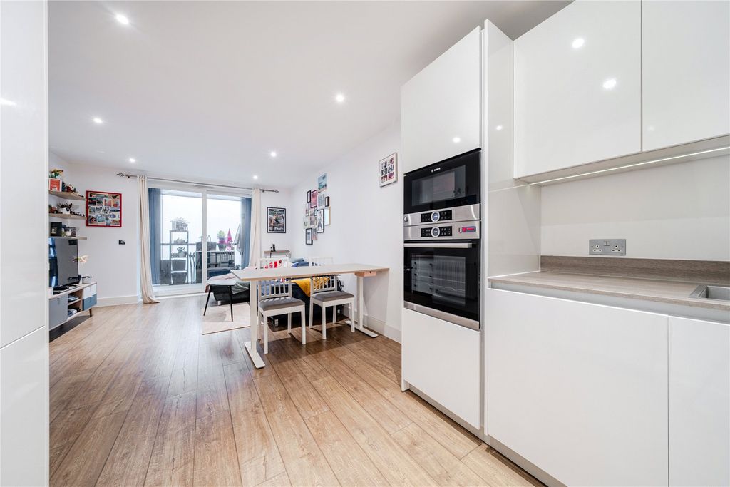 Property photo 3 of 21 Picture No. 14