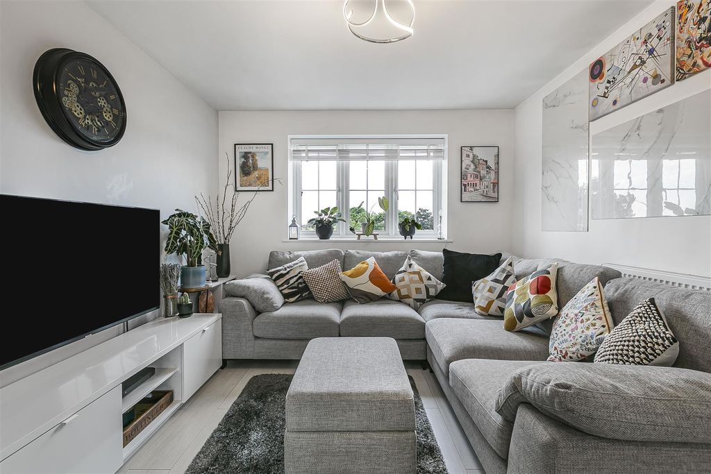 Property photo 3 of 11 Living Eaton H1_54356.Jpg