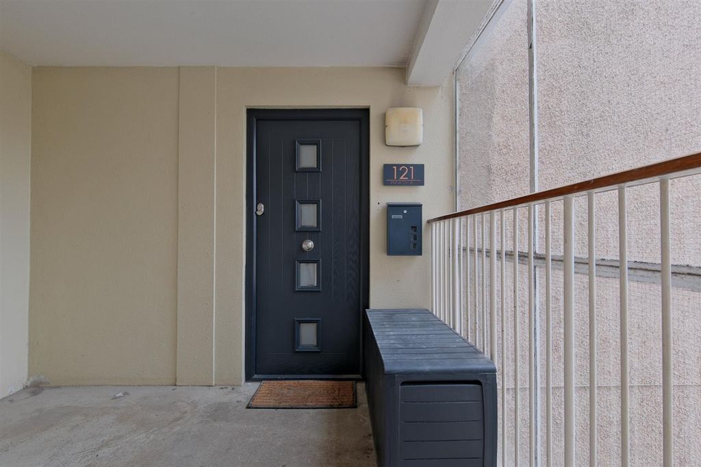 Property photo 2 of 17 Entrance
