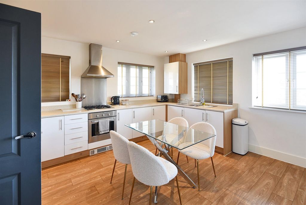 Property photo 1 of 8 Kitchen