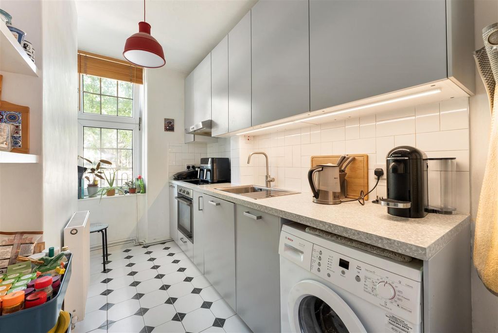 Property photo 3 of 27 London Fields, E8