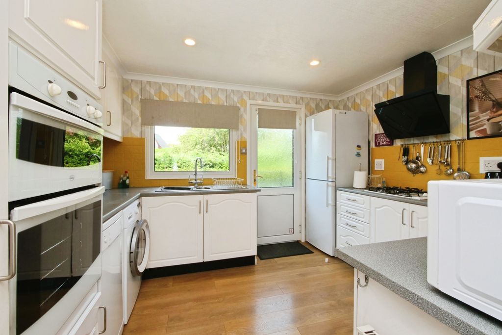 Property photo 3 of 21 Kitchen