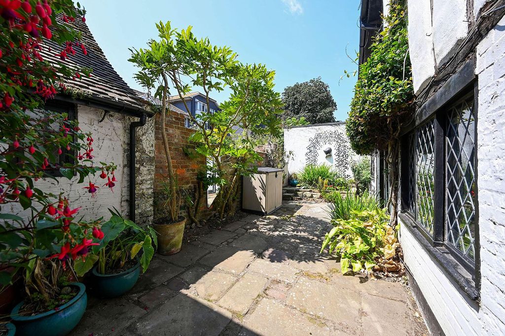 Property photo 1 of 19 Courtyard