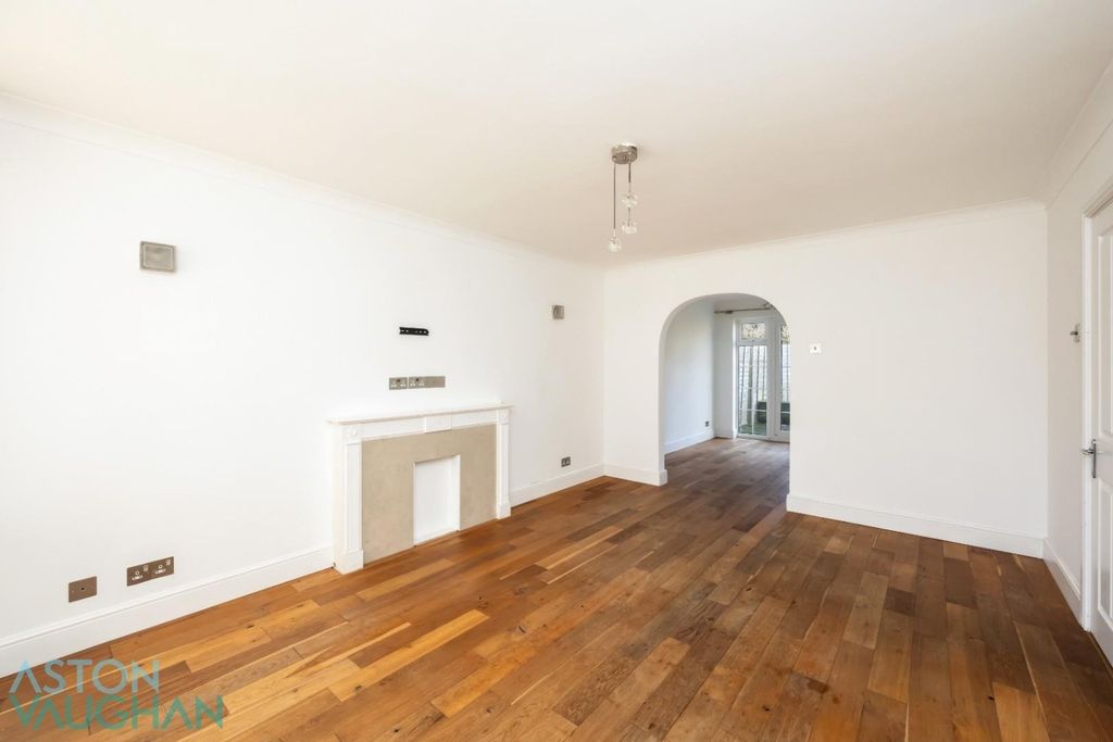 Property photo 3 of 18 4700932