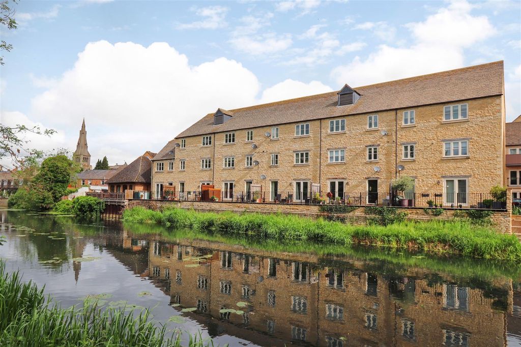 Property photo 1 of 10 Riverside Place, Stamford