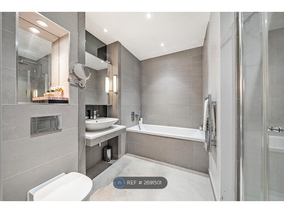 Property photo 2 of 22 The Ensuite Bathroom For The Main Bedroom