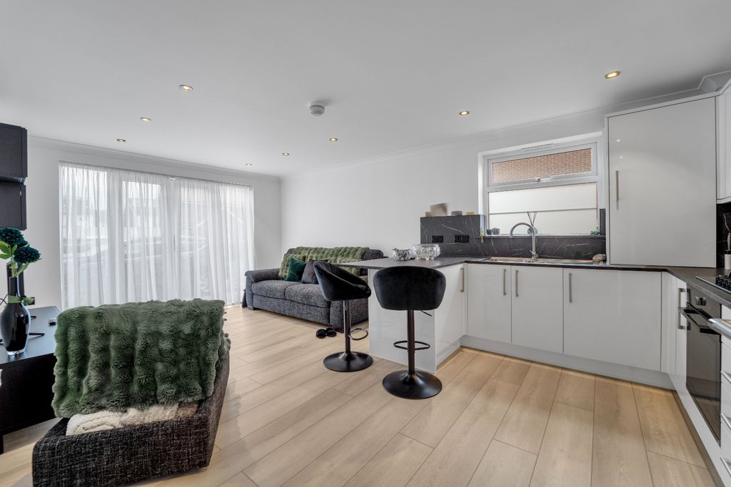 Property photo 3 of 12 4899684