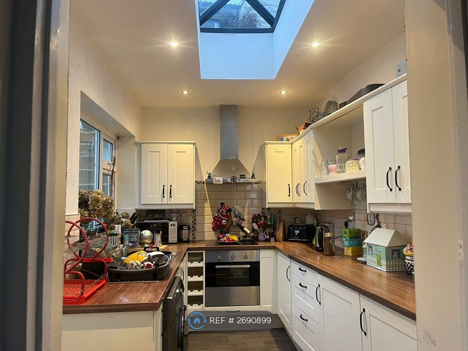 Property photo 3 of 6 Kitchen