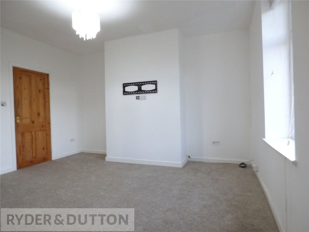 Property photo 3 of 14 Lounge