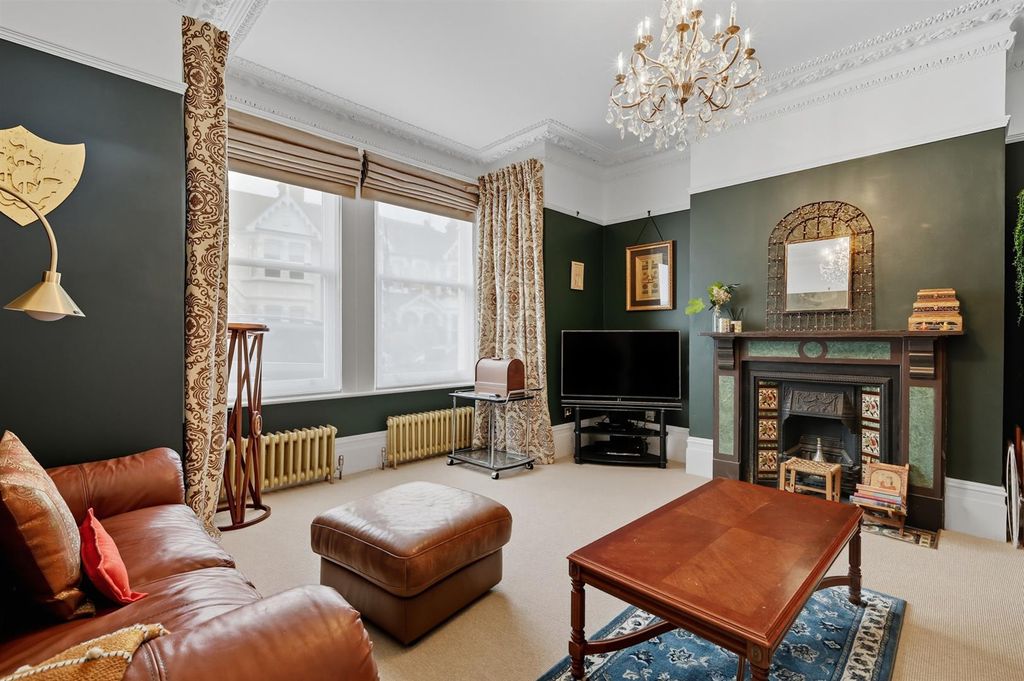 Property photo 2 of 32