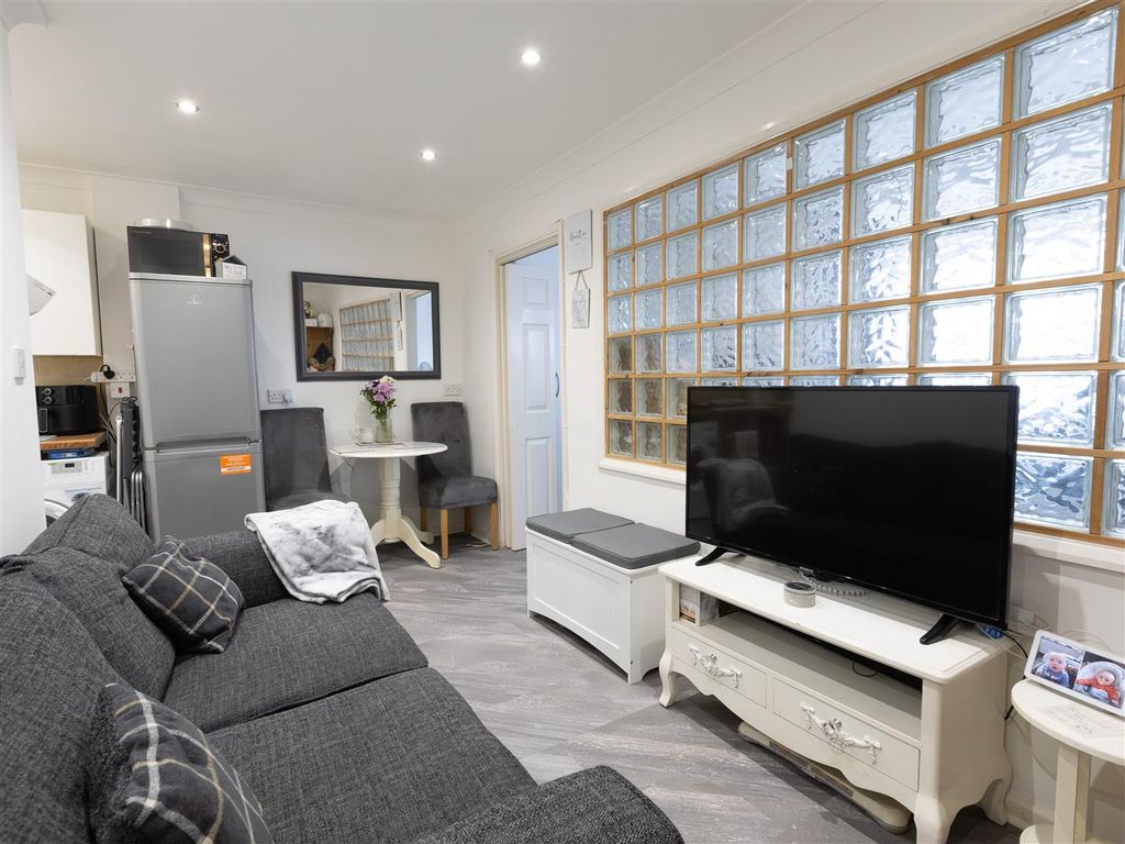 Property photo 3 of 13 Kingsdale Court 10.Jpg