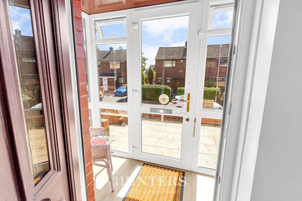 Property photo 2 of 18 Kirkstall Road (1).Jpg