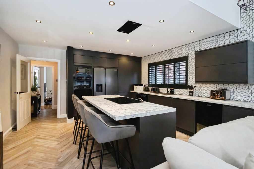 Property photo 2 of 31 Pbox-Img.Jpg