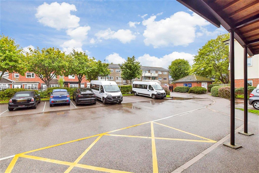 Property photo 1 of 8 Driveway/Parking