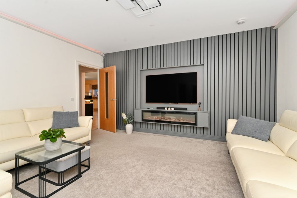 Property photo 2 of 28