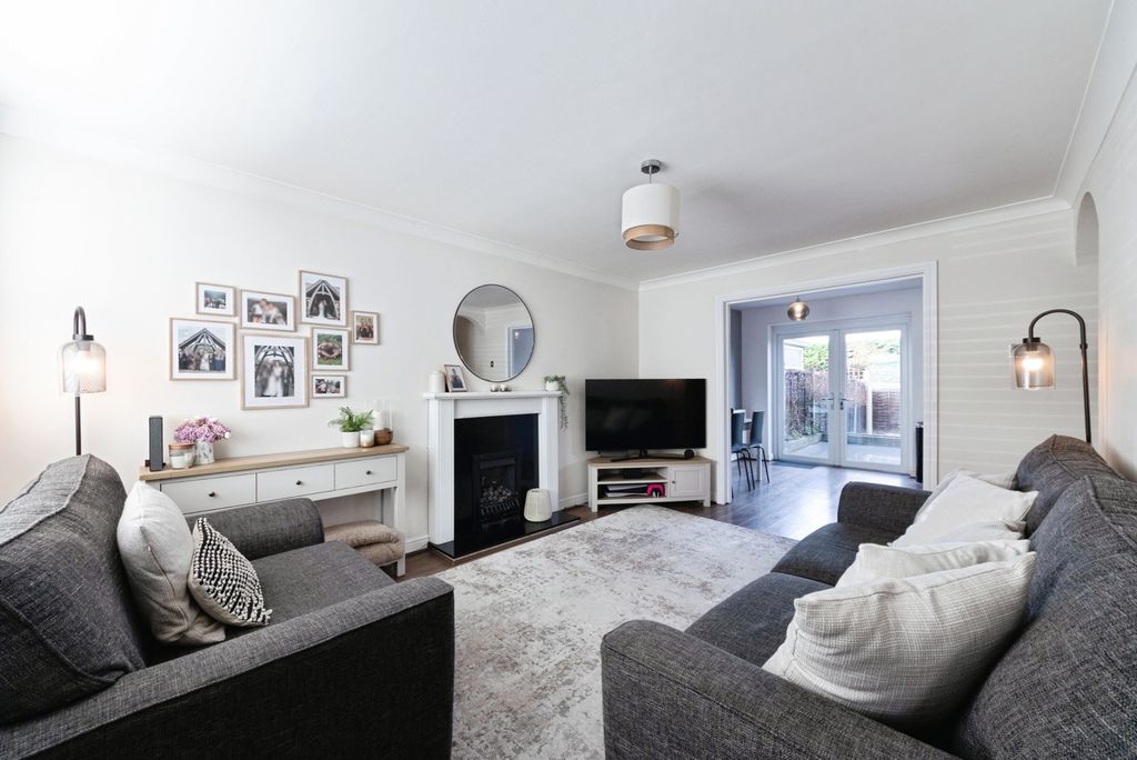 Property photo 3 of 20 Lounge