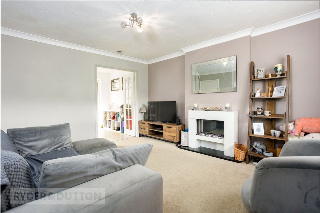 Property photo 3 of 17 Lounge