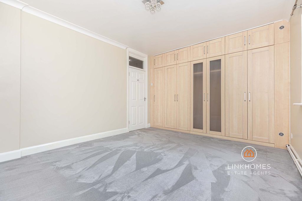 Property photo 3 of 27