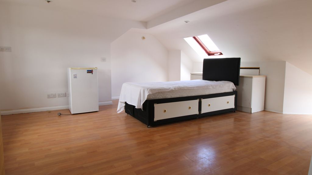 Property photo 1 of 9 4 Bed Semi-Detached House To Rent Berkeley Avenue, Cranford Tw4