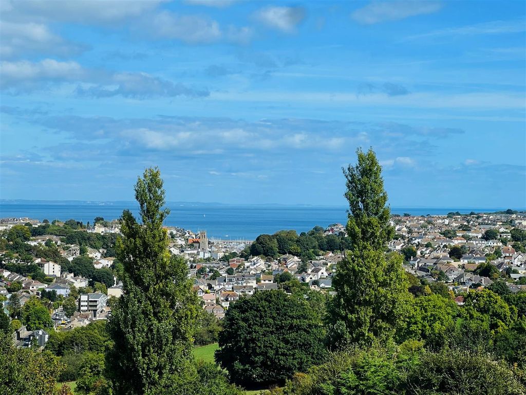 Property photo 2 of 21 28 Deep Dene 2.Jpg